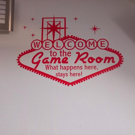 Game Room Еперне Екстериор снимка