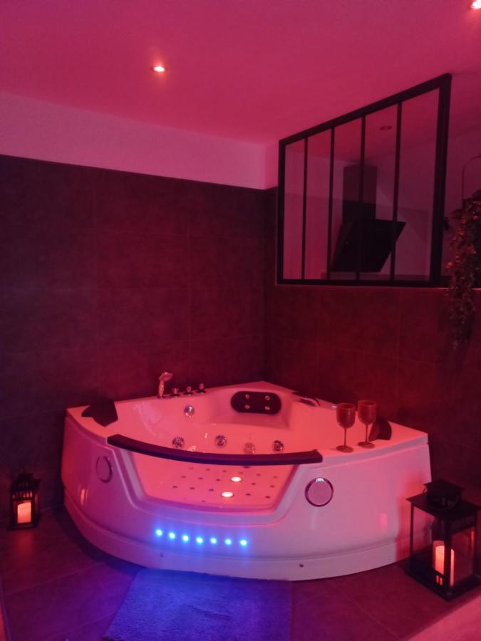 Game Room Еперне Екстериор снимка