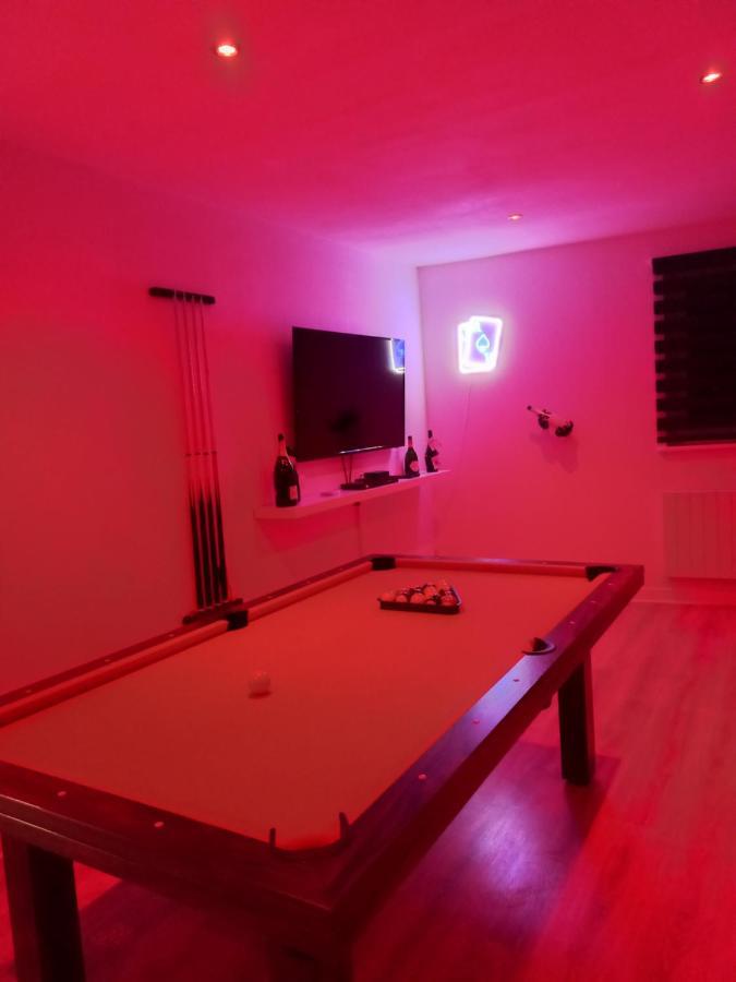 Game Room Еперне Екстериор снимка