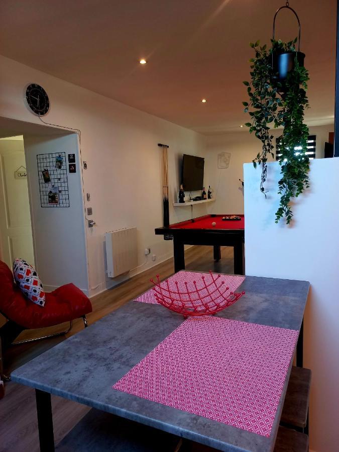 Game Room Еперне Екстериор снимка