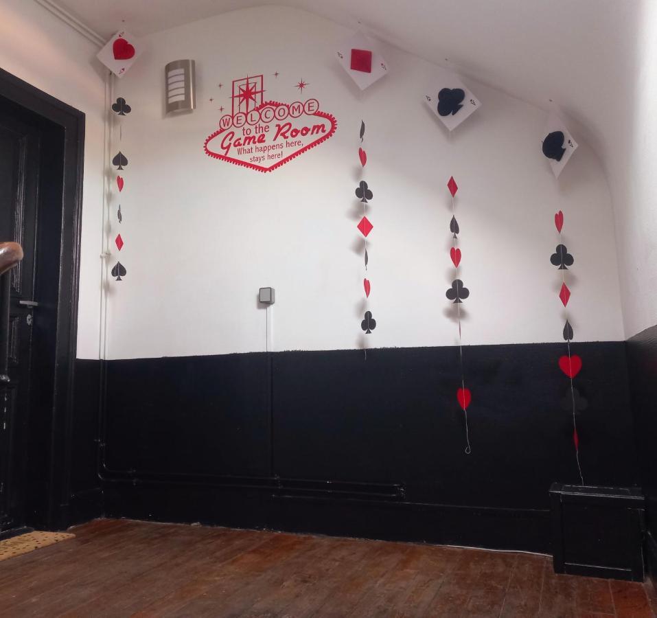 Game Room Еперне Екстериор снимка