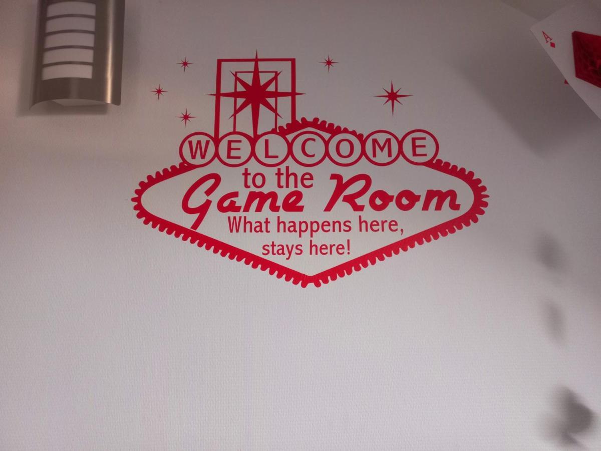 Game Room Еперне Екстериор снимка