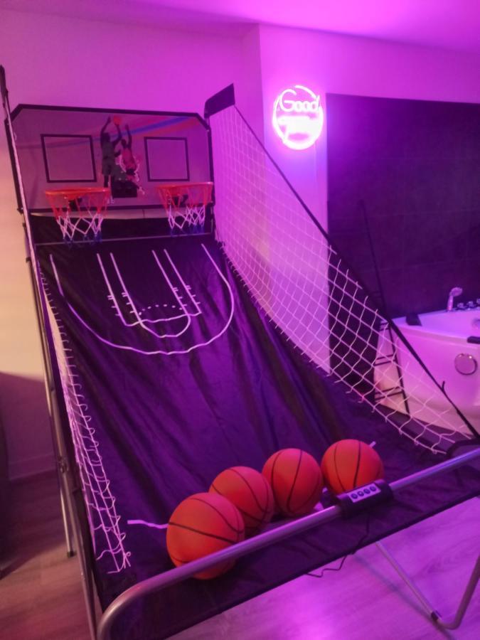 Game Room Еперне Екстериор снимка