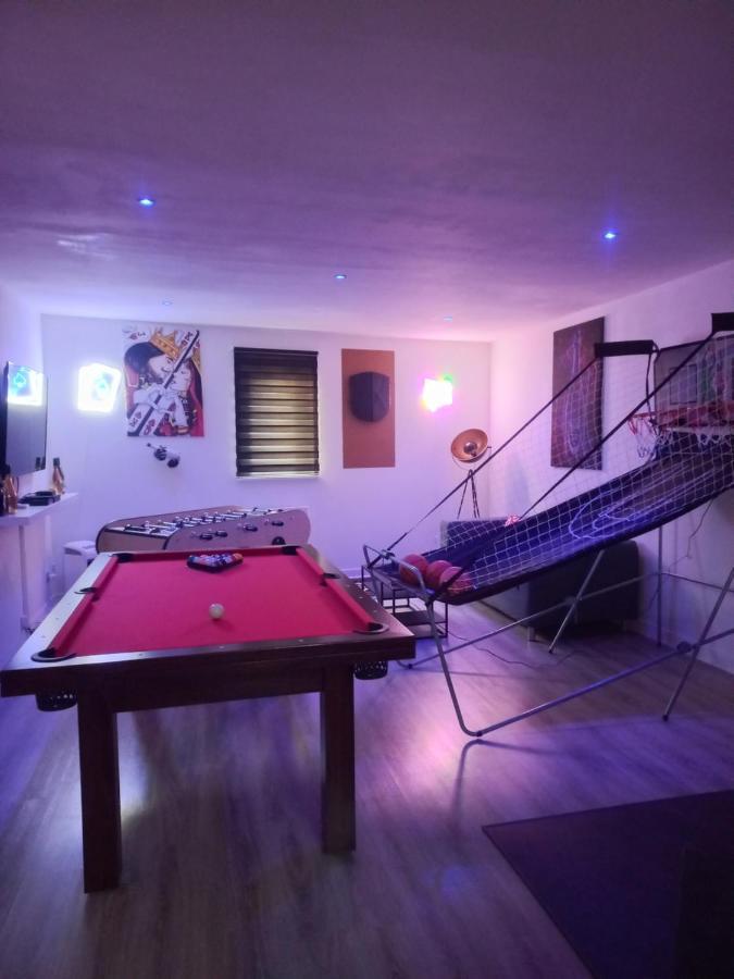 Game Room Еперне Екстериор снимка