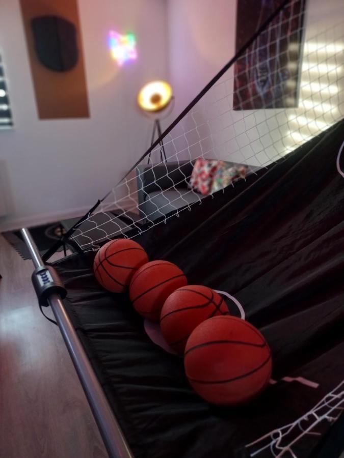 Game Room Еперне Екстериор снимка