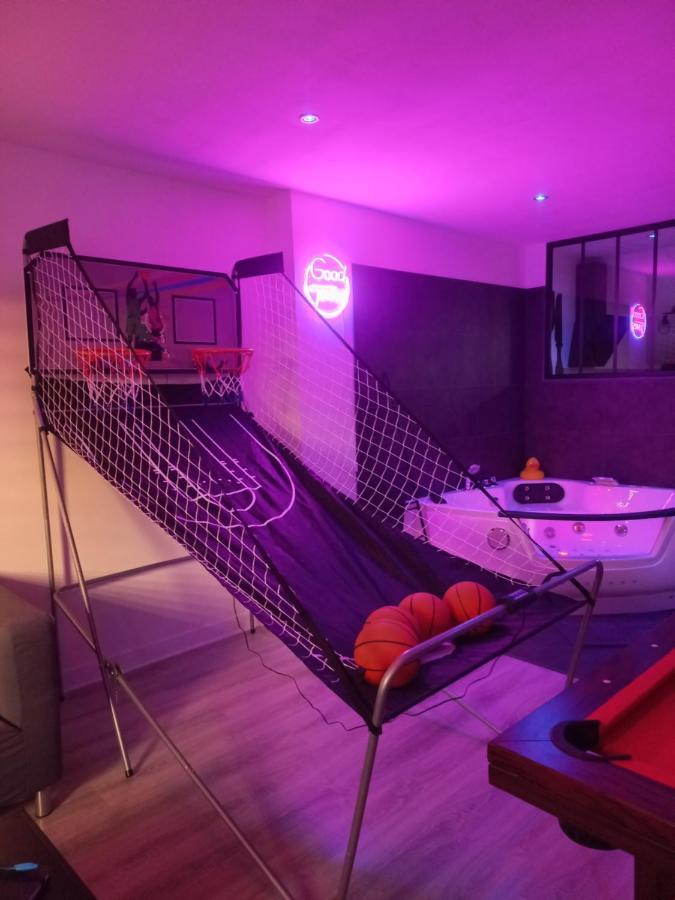 Game Room Еперне Екстериор снимка