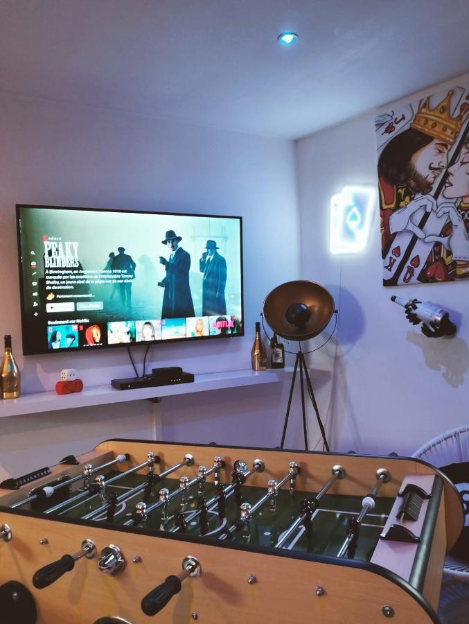 Game Room Еперне Екстериор снимка